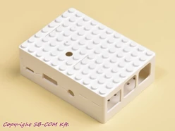 Fehér Lego kompatibilis doboz Raspberry Pi-hez nyitott tetővel és Lego figurával